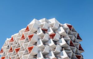 AI assistant single brain vs multiple agents architecture comparison