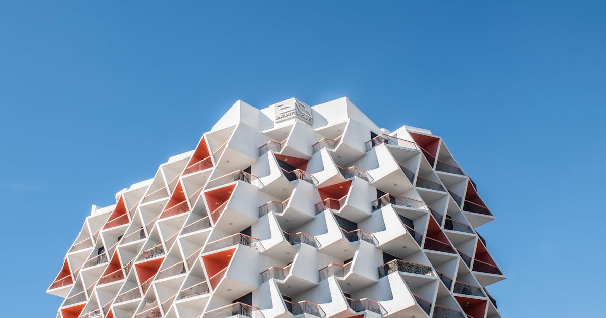 AI assistant single brain vs multiple agents architecture comparison